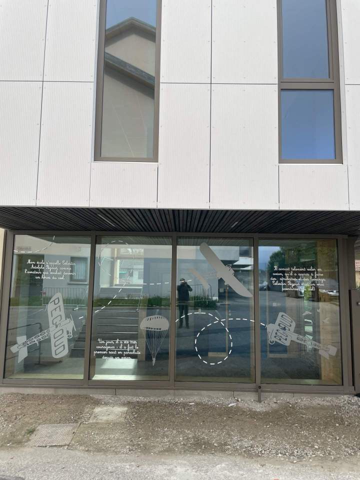 Habillage vitrine école